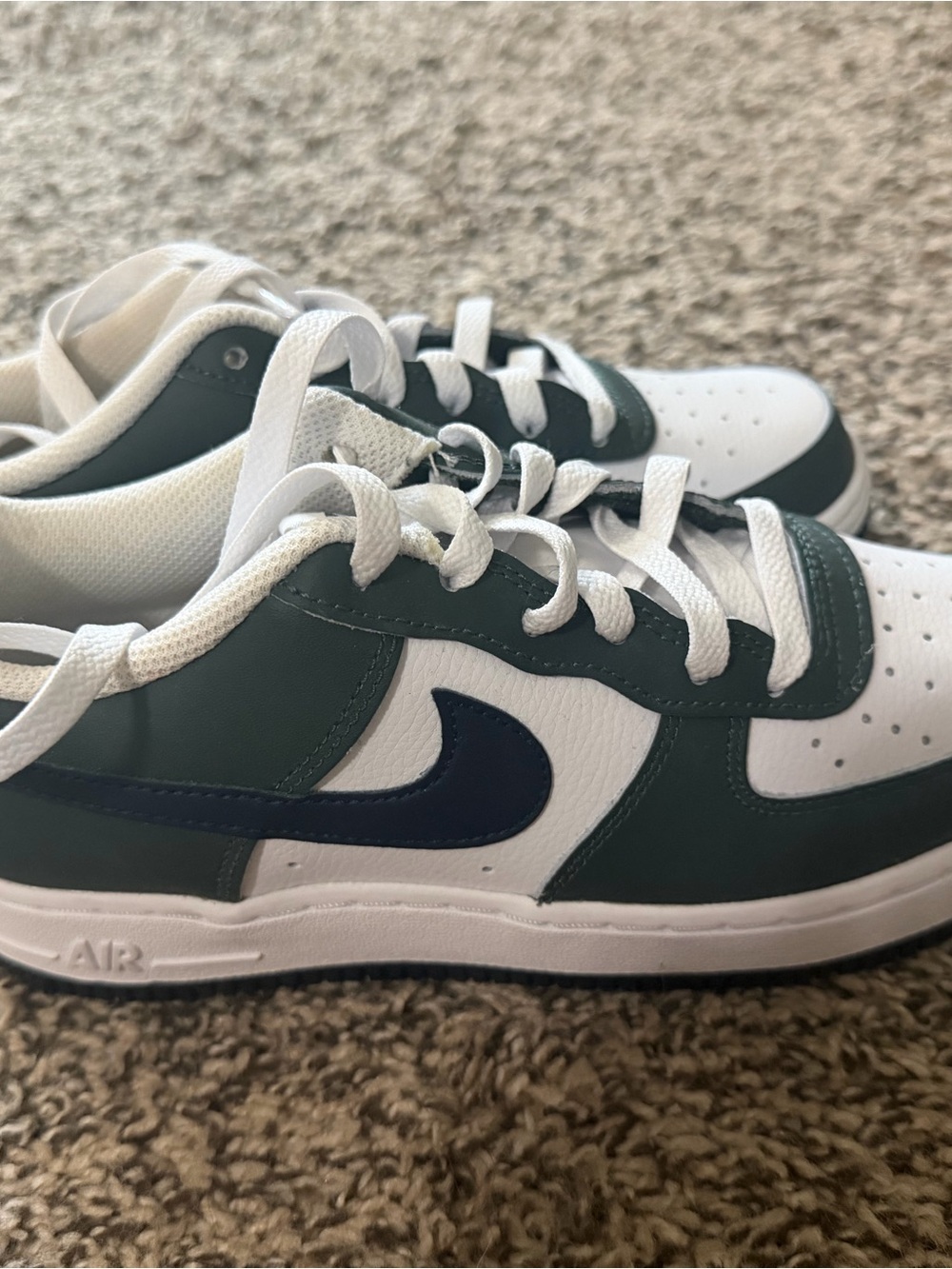 Nike Kids Low-Top Sneakers in White, Dark Green and Navy
